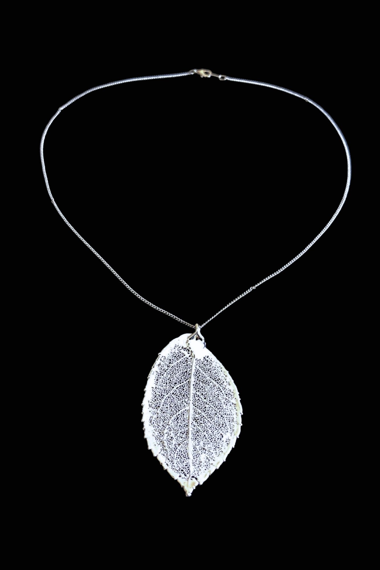 Colgante de hoja de rosal en plata